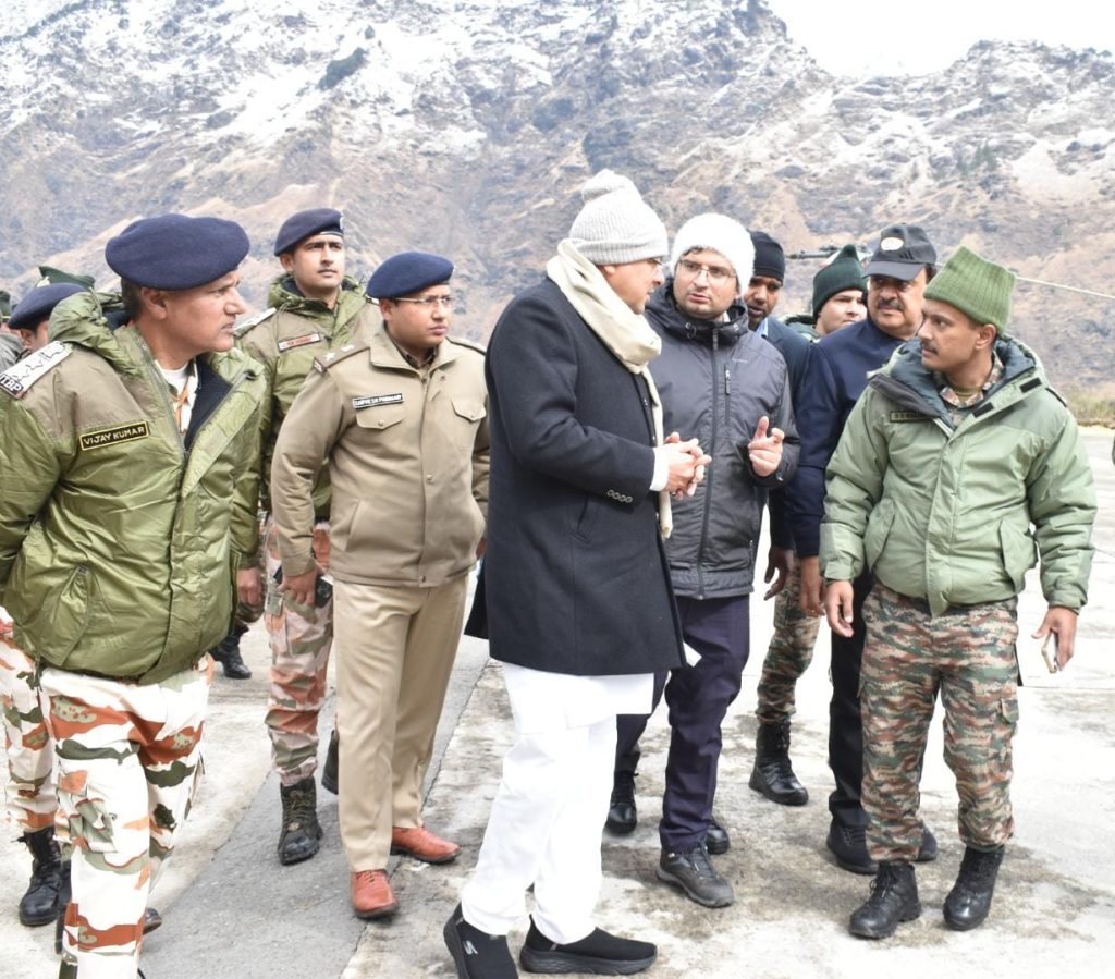 मुख्यमंत्री ने किया माणा पास स्थित घटना स्थल का हवाई निरीक्षण।
आर्मी हॉस्पिटल में घायल मजदूरों से मुलाकात कर पूछा हालचाल।