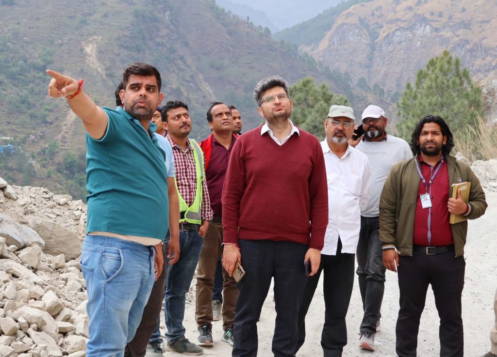 डीएम ने अधिकारियों को यात्रा से पूर्व बदरीनाथ हाईवे का सुधारीकरण करने, खतरनाक बने स्थानों पर सुरक्षा के पुख्ता इंतजाम के दिए निर्देश