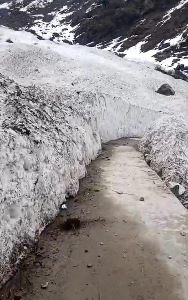  तेज़ी से हो रहा बर्फ हटाने का कार्य