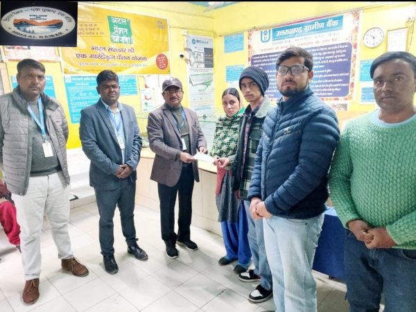 प्रधानमंत्री जीवन ज्योति योजना के तहत शाकंबरी देवी को 02 लाख की सहायता राशि प्रदान की