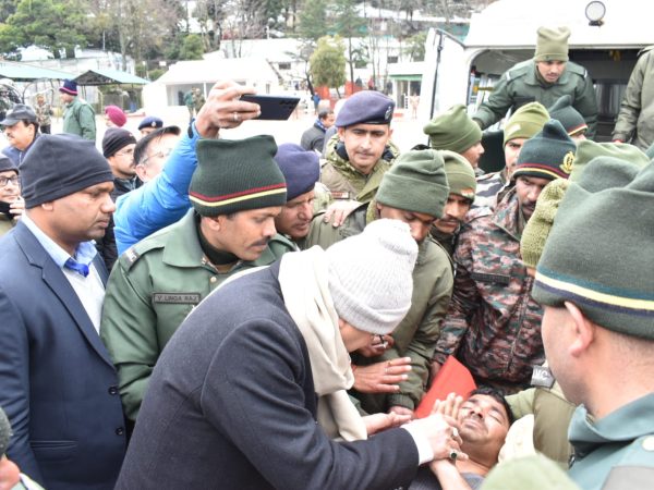 आर्मी हॉस्पिटल में घायल मजदूरों से मुलाकात कर पूछा हालचाल।