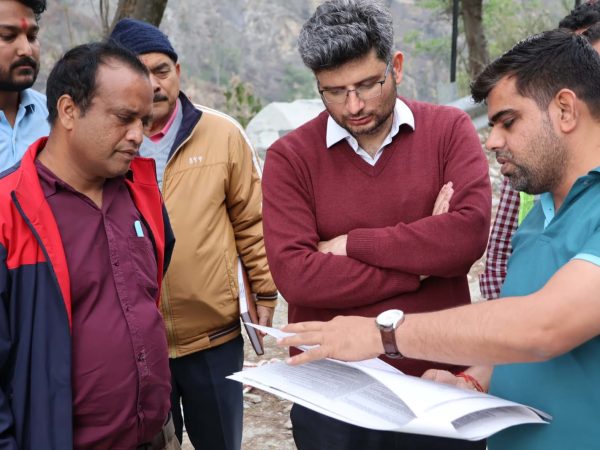बदरीनाथ और हेमकुंड साहिब की यात्रा को लेकर जिलाधिकारी ने किया हाईवे का निरीक्षण