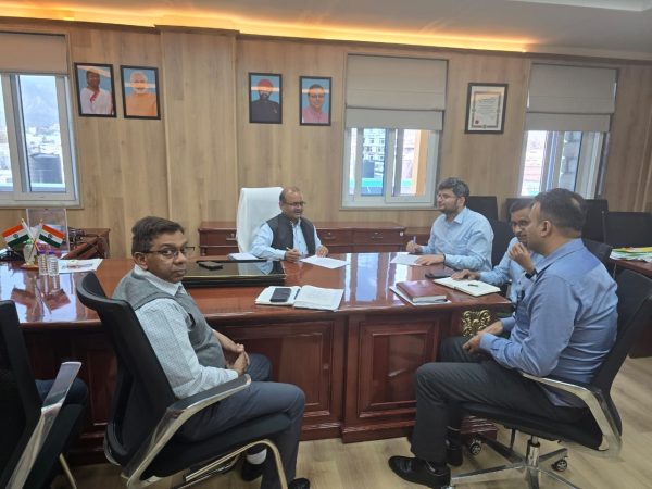 जोशीमठ आपदा की डीपीआर पर चर्चा करने आपदा सचिव विनोद कुमार सुमन के दफ्तर पहुंचे जिलाधिकारी चमोली ।