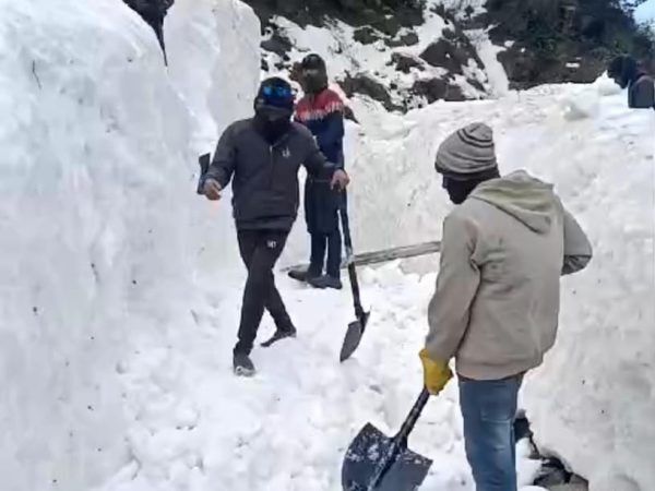 केदारनाथ यात्रा मार्ग से बर्फ हटाने का कार्य तेज़, 270 मजदूर तैनात तेजी से हो रहा कार्य